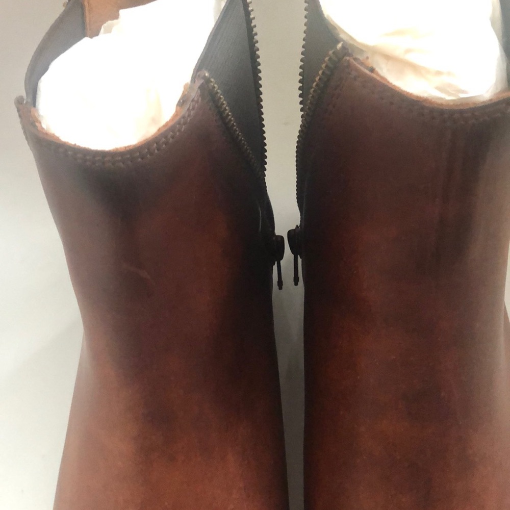 NIB $298 Frye Carly Chelsea Boot in Cognac! - Picture 8 of 11